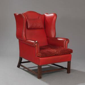 Engelsk Wing Chair med ben af mahognifarvet træ, betræk af rødt skind og fløjl. George III stil, 20. årh.