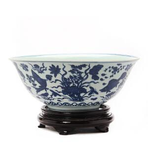 Kinesisk bowle af porcelæn dekoreret i blåt med fisk og planter, Jiajing mærke. 20. årh. Diam. 38 cm.