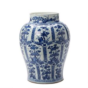 Kinesisk krukke af porcelæn, dekoreret i underglasur blå med blomster inddelt i felter.  18. årh. H. 51 cm.