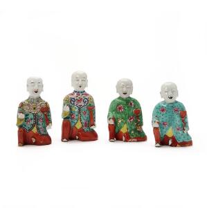 Fire kinesiske Laughing Boys af porcelæn dekorerede i farver. 19. årh. H. 16-18 cm. 4