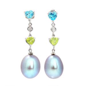 Et par perle- og topasørestikker af 14 kt. hvidguld hver prydet med Tahiti perle facetslebet topas og peridot samt brillantslebet diamant. L. ca. 2,5 cm. 2