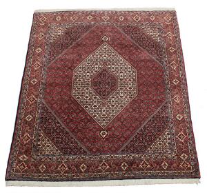 Bidjar Halwai tæppe, prydet med kantet medaljondesign og klassisk heratimønster all over på rød bund. Persien. Ca. 2000. 240 x 198.