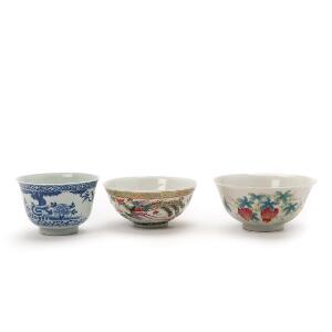 Tre kinesiske skåle af porcelæn, dekorerede i farver. 19.- 20. årh. Diam. 10-13 cm. 3