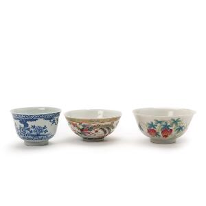 Tre kinesiske skåle af porcelæn, dekorerede i farver. 19.- 20. årh. Diam. 10-13 cm. 3