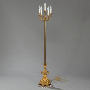 Fransk standerlampe af forgyldt bronze. Louis XVI form, 20. årh.s første halvdel. Monteret til el. H. inkl. skærme 160.
