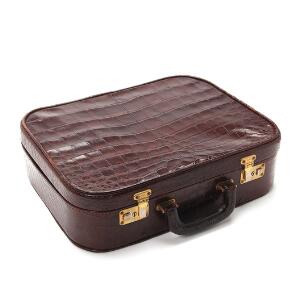 Lille kuffert af krokodilleskind med to indvendige lommer, remme og nøgler. L. 44 x 34 x 13 cm.