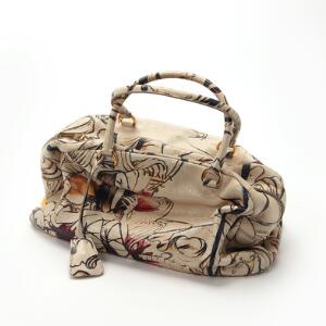 Prada Skuldertaske af hvidt læder med blomstermotiv. Dustbag medfølger.