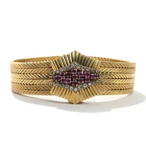 Diamant- og rubinarmbånd af 18 kt. guld, prydet med talrige facetslebne rubiner og enkeltslebne diamanter. L. 18,3. Italien ca. 1960.