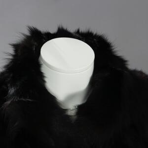 Lant sort rævepels med sort silkefor. L. ca. 110 cm. Ca. str. 42-44.