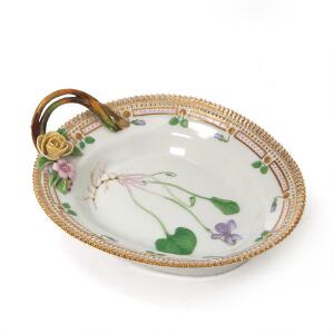 Flora Danica assiet af porcelæn dekoreret i farver og guld med blomster. 3540. Royal Copenhagen. L. 22 cm.