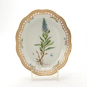 Flora Danica fad af porcelæn med gennembrudt fane, dekoreret i farver og guld med blomster. 3537. L. 27 cm.