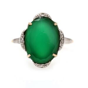 Jade- og diamantring af 18 kt. guld prydet med oval cabochonslebet jade flankeret af rosenslebne diamanter. Str. 52,5.