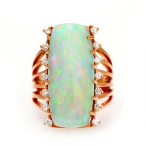 Opal- og diamantring af 14 kt. pink guld prydet med cabochonslebet solid opal på ca. 11.70 ct. flankeret af talrige brillantslebne diamanter. Str. 55,5.