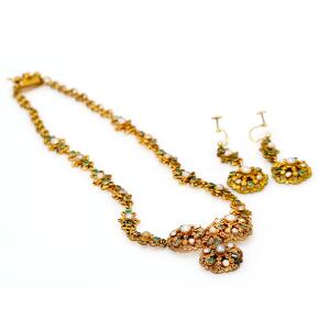 Smaragd- og perlesmykkesæt af 8 kt. guld bestående af halskæde og øreringe prydet med antagelig naturlige perler, facetslebne smaragder og perlemor. Ungarn. 3