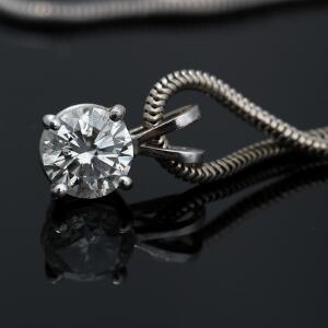 Diamantvedhæng af 8 kt. hvidguld prydet med brillantslebet diamant på ca. 1.40 ct. Farve Top Crystal. Klarhed SI2. Kæde af 14 kt. hvidguld medfølger.