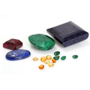 Større samling smykkesten bestående af talrige uindfattede facetslebne smaragder, rubiner og citriner og cabochonslebne safirer. Ca. 2013.