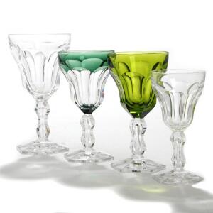 Lalaing. Glasbesætning af klart og grønt krystalglas, bestående af 31 glas. 31