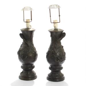 Et par orientalske balusterformede bordlamper af patineret bronze, rigt støbt med fugle, slanger og skildpadder. Stemplet. 20. årh. H. 46. 2