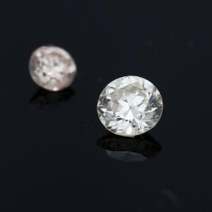 To uindfattede brilliantslebne diamanter på henholdsvis ca. 0.12 og 0.28 ct. 2