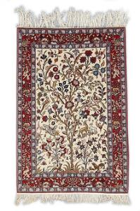 Isfahan tæppe, Persien. Design med livets træ på lys bund. Mindre partier med silke. Ca. 2000. 155 x 104.