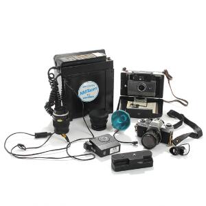 Polaroidkamera, Ericsson mobiltelefon, Yashica kamera samt taske med diverse objektiver, blitz m.m. 4