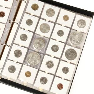 Album med samling af mønter fra landene mellem Nord- og Sydamerika, i alt 256 stk. i varierende kvalitet