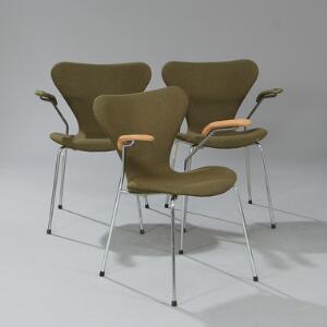 Arne Jacobsen Syveren. Sæt på tre armstole med stel af forkromet stål, sæde, ryg og armlæn med grøn uld. Model 3207. 3