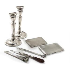 To engelske cigaretetuier og H. Grün brevkniv af sølv. Vægt ca. 333 gr. Samt brevkniv, cigarklipper og et par lysestager. Stager H. 19,5. 7