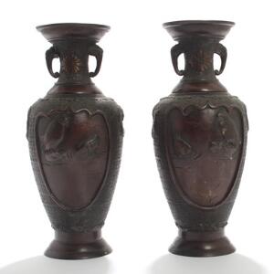 Et par japanske vase af patineret bronze, støbt med fugle og ornamentik. Meiji 1868-1912. H. 30. 2
