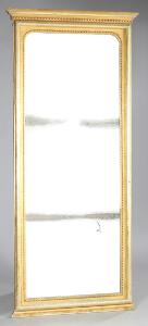 Fransk Louis Philippe spejl i ramme af delvis forgyldt og forsølvet træ, prydet med perlestaf og profiler. 19. årh. H. 214. B. 94.