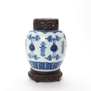 Kinesisk bojan af porcelæn, dekoreret i underglasur blå. 19.20. årh. H. 23 cm.