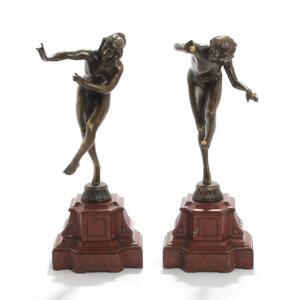 Claire Colinet, efter Danserinder. Betegnet. Figurer af patineret bronze, på baser af rødbroget marmor. 20. årh. H. inkl. baser 49 og 50. 2