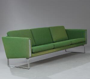 Hans J. Wegner Fritstående tre-personer sofa med stel af poleret stål. Sider, ryg samt løse hynder betrukket med grøn uld.