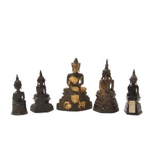 Fem buddhaer af patineret og delvist forgyldt bronze. Sydøstasien, 19.20. årh. H. 17-23 cm. 5