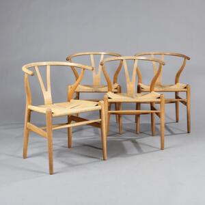 Hans J. Wegner Y-stolen. Et sæt på fire armstole af eg, sæder med flettet papirgarn. Udført hos Carl Hansen  Søn. 4
