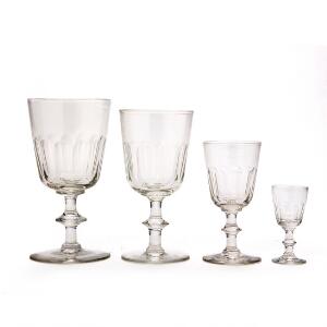Christian VIIIBerlinois glassæt bestående af 15 vinglas, tre ølglas, to portvinsglas og et snapseglas. H. 8-17 cm. 21