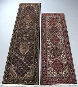 To orientalske tæpper. Zendjan Bidjar løber, 250 x 80. Samt Indisk løber i klassisk Tabriz design. 314 x 81.2