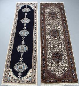 To orientalske tæpper. Nain løber, medaljoner på blå bund. 315 x 75. Samt Indisk løber. Bidjar design. 307 x 79. Begge 21. årh.2