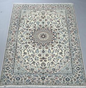 Nain tæppe, Persien. Medaljondesign udført i lyse farver, konturer med silkeluv. 21. årh. 251 x 165.