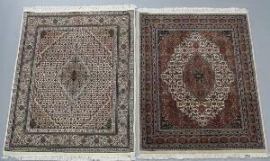 To indiske tæpper. Tabriz design, 142 x 121. Samt Keshan Mothashem design, 138 x 120. Begge 21. årh.2