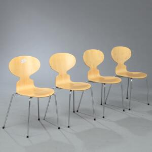 Arne Jacobsen Myren. Et sæt på fire stole med firebenet stel af stål. Sæde og ryg af formbøjet, lamineret ahorn. 4