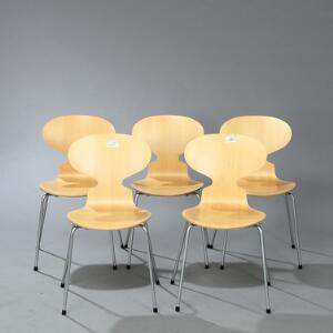 Arne Jacobsen Myren. Et sæt på fem stole med firebenet stel af stål. Sæde og ryg af formbøjet, lamineret ahorn. 5