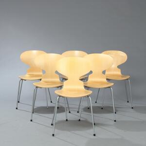 Arne Jacobsen Myren. Et sæt på seks stole med firebenet stel af stål. Sæde og ryg af formbøjet, lamineret ahorn. 6