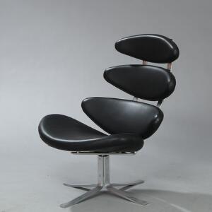 Poul M. Volther Corona. Lænestol med stel af stål. Sæde og ryglameller betrukket med sort skind. Udført hos Erik Jørgensen.