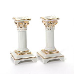 Par lysestager af porcelæn, dekoreret med guld. Juliane Marie mærket. Royal Copenhagen. 2