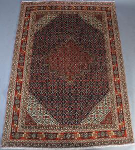 Ardebil tæppe, Persien. Medaljon på blå bund. 21. årh. 307 x 215.