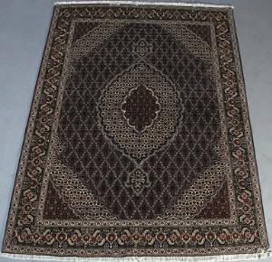 Tabriz Mahi 40 tæppe, Persien. Medaljondesign på bund med heratimønster, konturer med silkeluv. 21. årh. 236 x 173.