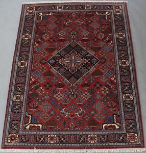 To persiske tæpper. Sherkat Meimeh, stiliseret medaljondesign. Samt Khasgai nomadetæppe, stiliserede bladværk og søjler med hestehoveder på rød bund.2