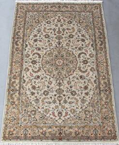 Keshan Sherkat tæppe, Persien. Medaljondesign med slyngede grene, blomster og bladværk. Partier med silkeluv. 21. årh. 220 x 141.