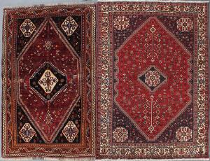 Fire persiske tæpper. Abadeh. 200 x 143. To Khasgai tæpper. 222 x 129. 198 x 128. Samt Tabriz. 150 x 106. 2021. årh.4